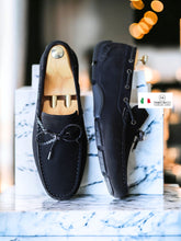 Czarne zamszowe buty do jazdy samochodem