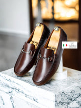 Brązowe skórzane buty do jazdy samochodem