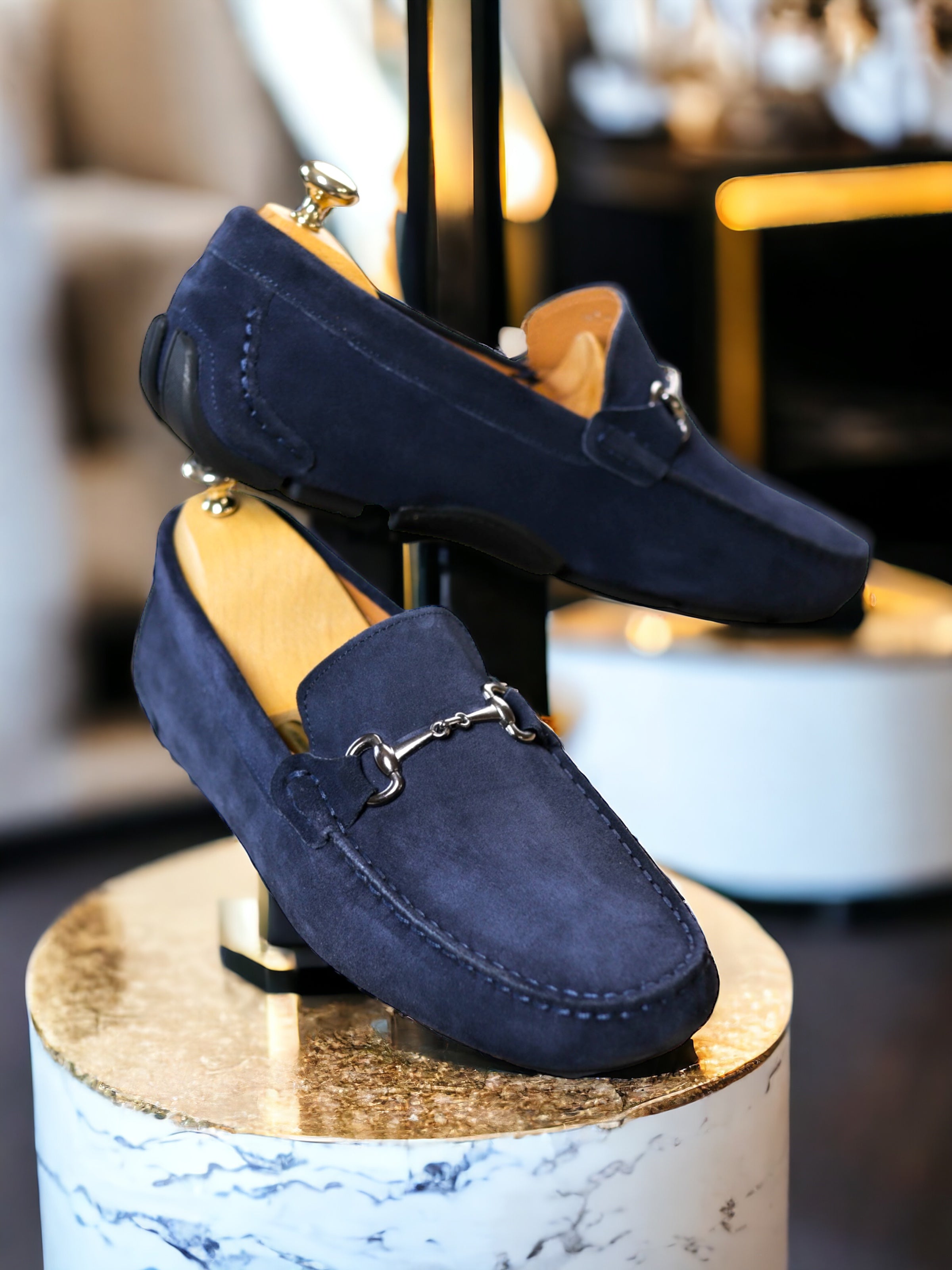 Niebieskie zamszowe buty do jazdy samochodem