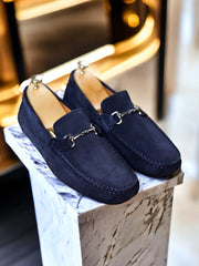 Niebieskie zamszowe buty do jazdy samochodem