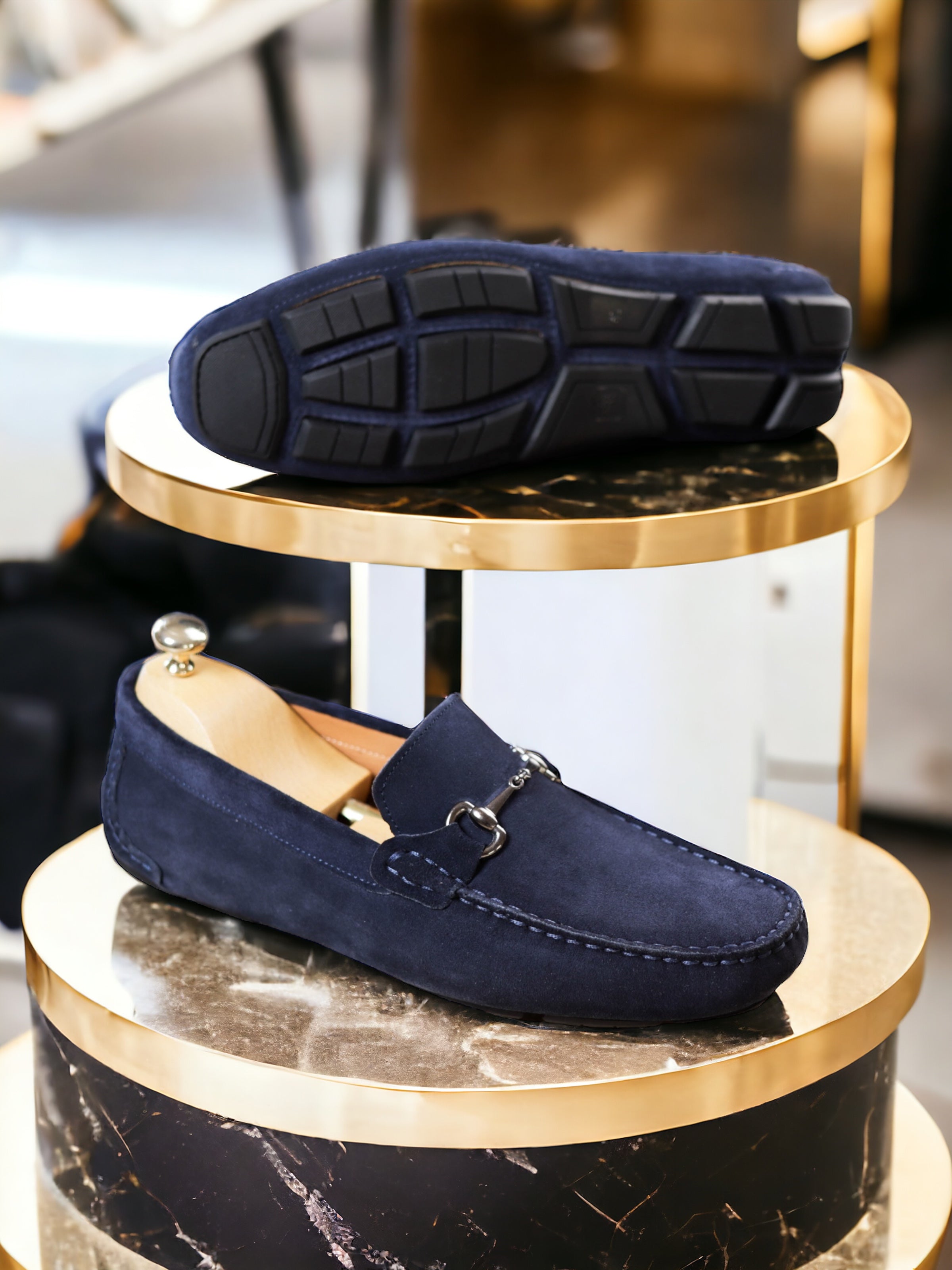 Niebieskie zamszowe buty do jazdy samochodem