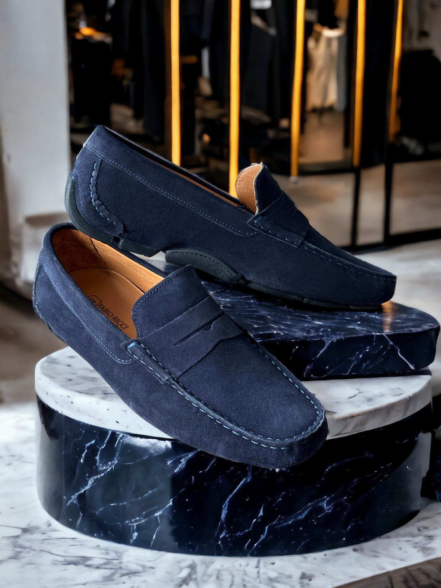 Niebieskie zamszowe buty do jazdy samochodem