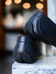 Niebieskie skórzane buty do jazdy samochodem