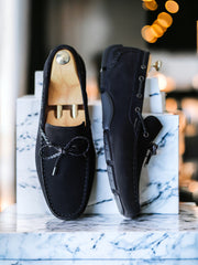 Czarne zamszowe buty do jazdy samochodem