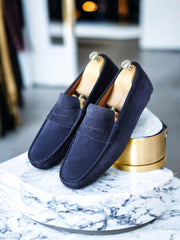 Niebieskie zamszowe buty do jazdy samochodem