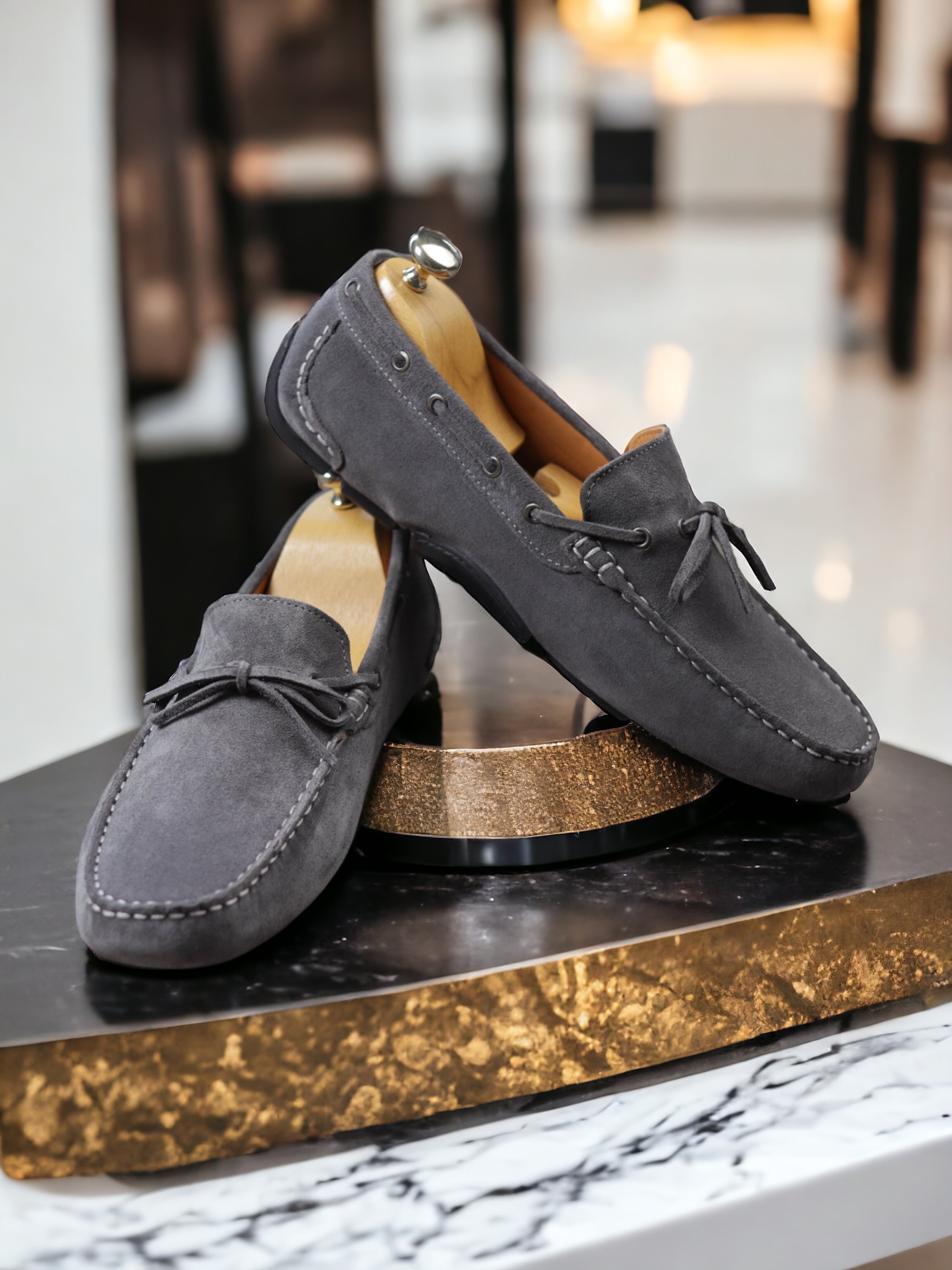 Ciemnoszare zamszowe buty do jazdy samochodem